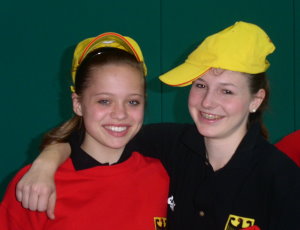 Nelly und Sabine mit den ,Deppen-Kappen'