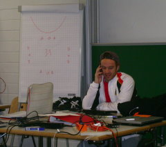 Auch am Schreibtisch immer in Action: Bundestrainer Vali